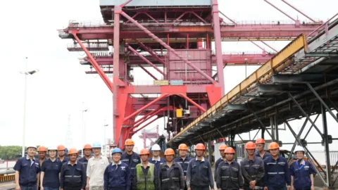 Chairman Bao Zhifang Visits and Expresses Concern for Frontline Employees
