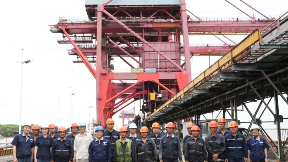 Chairman Bao Zhifang Visits and Expresses Concern for Frontline Employees